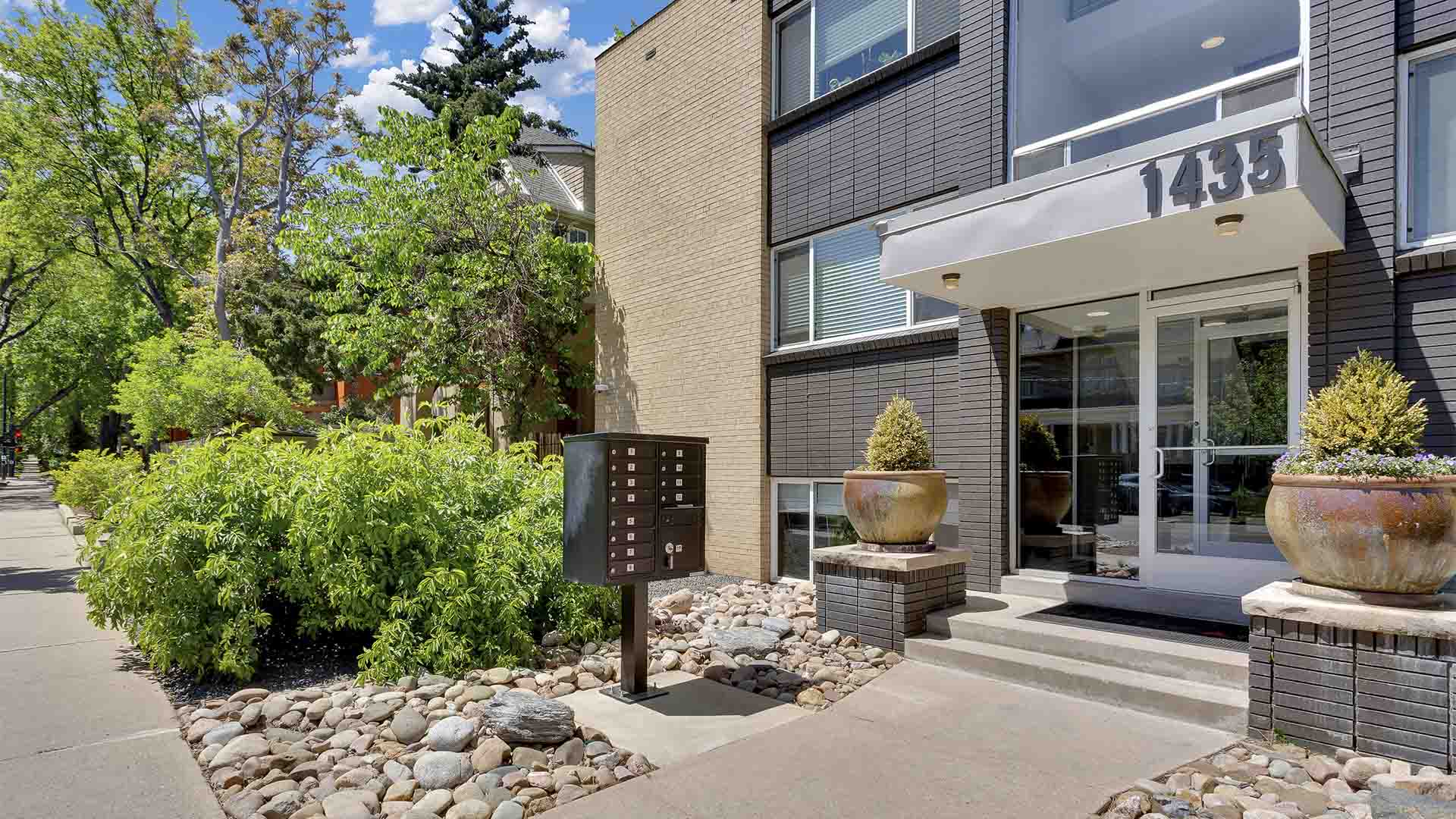Entrance of 1435 Franklin apartments with glass entry door and brick construction.