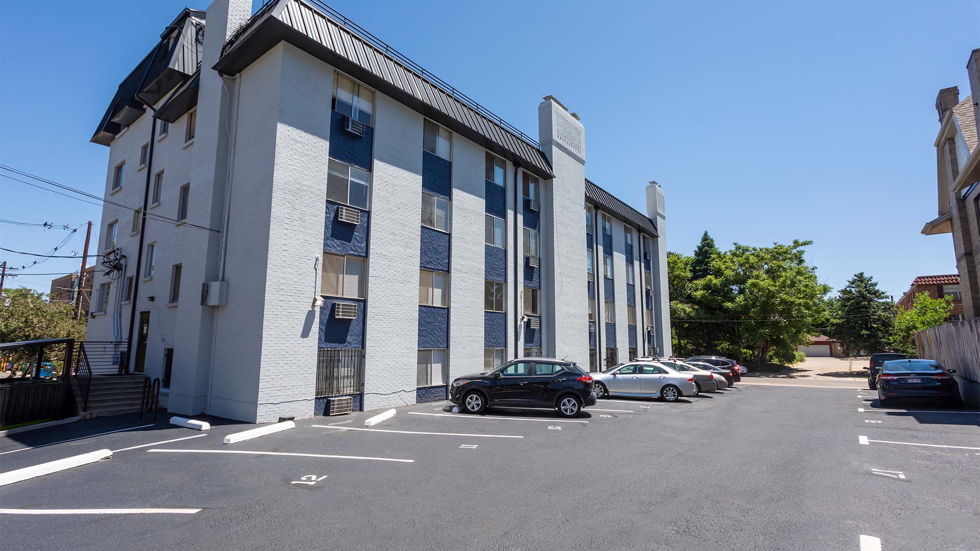 899 Washington apartments with grey brick construction and ample parking.
