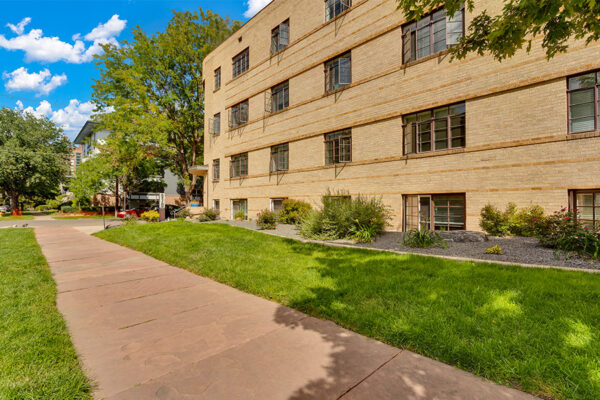 970 Penn apartments with classic blonde brick construction and lush green lawn.