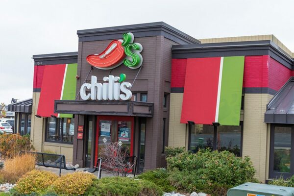 Chilis restaurant with benches and large bushes.